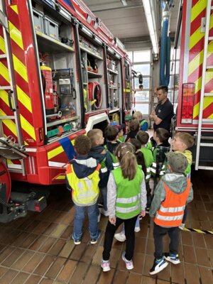 Die Vorschulkinder beim Feuerwehrbesuch (Bild vergrößern)