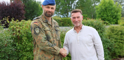 Kompaniechef Hauptmann Michael Flemming und Ortsvorsteher Harald Wunderlich (Foto: Carsten Scheibe, Unser Havelland) (Bild vergrößern)