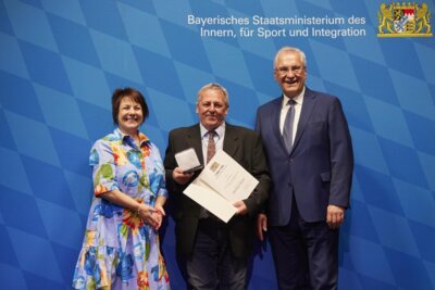 Innenminister Joachim Herrmann (rechts) und Verbandspräsidentin Diana Stachowitz überreichten Martin Hofmair (Mitte) für seine Leistungen die Ehrenmedaille.