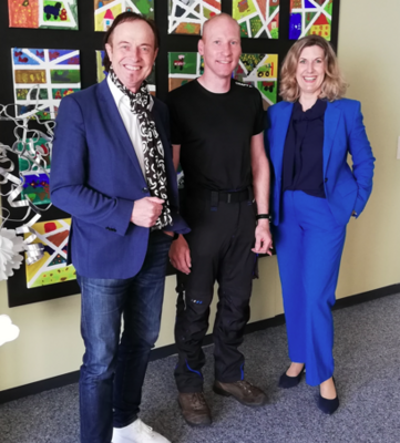 Von links: Bernhard Uhl (Schulverbandsvorsitzender), Hausmeister Markus Wiedemann und Rektorin Daniela Wörle / Fotograf: Schulverband (Bild vergrößern)