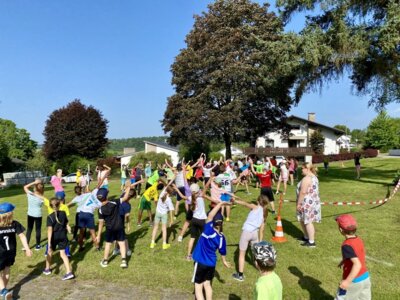 Kinder der Gräfin-Monika-Schule treten in den sportlichen Wettbewerb (Bild vergrößern)