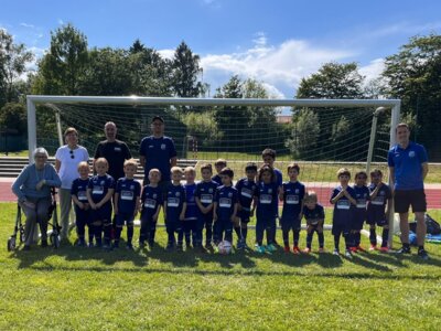 Im Bild von rechts nach links: Timo Wemme (Trainer U7), Tim Salzmann (nächste Saison Trainer U8), Stefan Schwaner (Mitarbeiter Elektro Schultz), Ilona Schultz (Geschäftsführerin), Marlies Schultz (Seniorchefin). (Bild vergrößern)