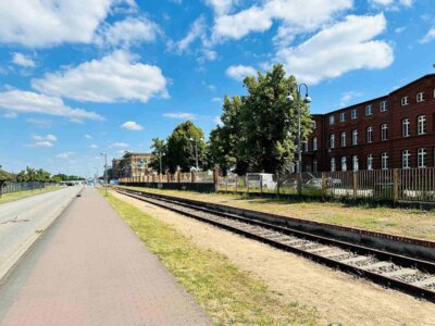 Goethestraße mit Gleis und Mauer in Richtung Bahnhofsempfangsgebäude I Foto: Martin Ferch (Bild vergrößern)