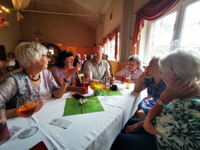 Im Gasthaus During kam Bürgermeister Marco Babenz anlässlich der Seniorenwoche mit älteren Mitbürgerinnen und Mitbürgern ins Gespräch. Foto: Stadt Calau / Jan Hornhauer (Bild vergrößern)