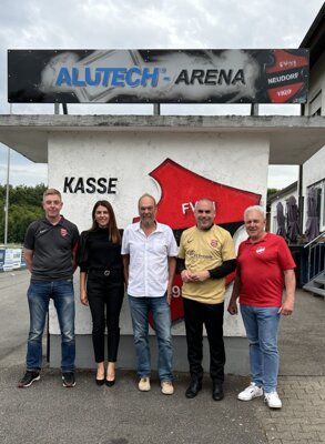Reiner Zimmer (Mitte) Inhaber der Firma ALUTECH bei der Umbennung unserer Spielstätte in ALUTECH-Arena am 20.06.2024 (Bild vergrößern)