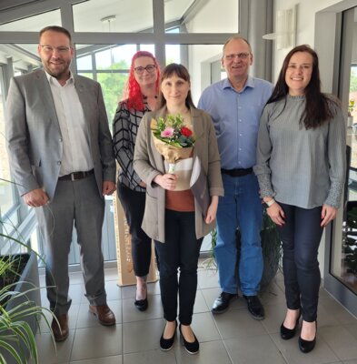 Samtgemeindebürgermeister Gero Janze, Personalverantwortliche Anja Oertel, Fachbereichsleiter Frank Nitsche und Gleichstellungsbeauftragte Dana Schulze (hinten v.l.) freuen sich im Rathaus Grasleben mit Rymma Shterliaieva (vorne mittig) über ihren Prüfungserfolg. (Bild: Samtgemeinde Grasleben)