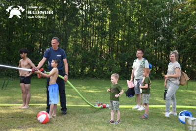 Foto zur Meldung: Feuerwehr präsentiert sich beim Familientag des Lokalen Bündnisses