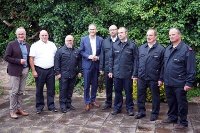 Foto zur Meldung: Ehrenamt im Fokus: Eugen Dennerle für 45-jährige Tätigkeit bei der Feuerwehr geehrt.