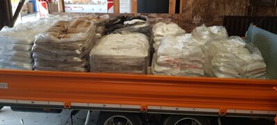 Unbenutzte und gefüllte Sandsäcke zu verschenken