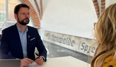 Bürgermeistersprechstunde entfällt - Fördermittelbescheid wird entgegengenommen (Bild vergrößern)