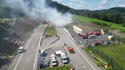 Mit einem Großaufgebot gelang es den Einsatzkräften die Übung erfolgreich zu absolvieren  Bildrechte: SPIE DÜRR Austria (Bild vergrößern)