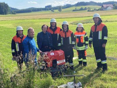 Bürgermeister Bernhard Uhl (3. von links) bei der Übergabe der neuen Tragkraftspritze an die Freiw. Feuerwehr Vallried / Fotograf: Freiw. Feuerwehr Vallried (Bild vergrößern)