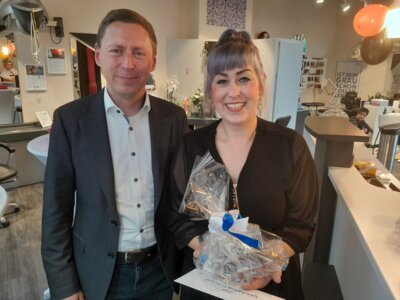 Foto zur Meldung: Bürgermeister Axel Schmidt gratuliert Claudia Piltz zur Geschäftsübernahme