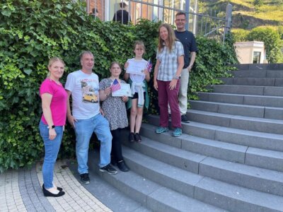 Siegerehrung mit den betreuenden Lehrkräften und Schulleiterin Janina Wolf