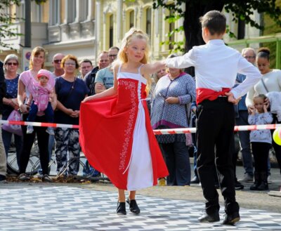 Aufführung des Tanzzentrum Schier-Rösel in der Bahnstraße I Foto: Stefanie Fedders (Bild vergrößern)