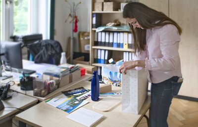 Weiterbildungslotsin Beatrice Hertel packt ein Begrüßungspaket für junge Ärzte. Foto: Peter Mittwoch (Bild vergrößern)
