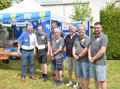 Erster Kreisbeigeordneter Andreas Hofmann (SPD) übergab dem TVL-Vorstandsteam (in grauen Poloshirts) bei seinem Antrittsbesuch, gemeinsam mit Stadtrat Roland Sahler, in Vertretung von Bürgermeister Timo Greuel, eine Zuwendung für die Vereinsarbeit (Bild vergrößern)