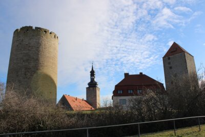 Ansicht der Burg Querfurt mit dem Wehrturm, dem Dicken Heinrich, im Vordergrund