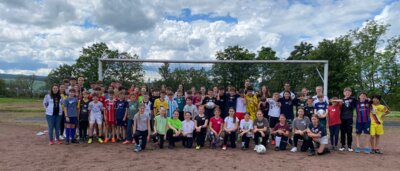 53 fußballbegeisterte Schülerinnen und Schüler absolvierten das DFB-Fußballabzeichen