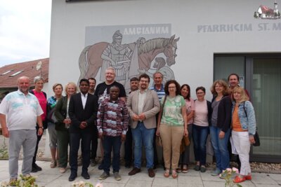 Pater Joseph Santhappan (MSFS) mit den Vertretern der Gremien (Bild vergrößern)