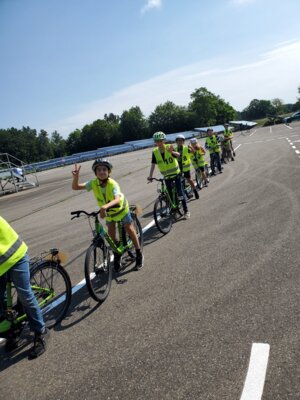 Klasse 4 besteht vollständig die Fahrradprüfung (Bild vergrößern)