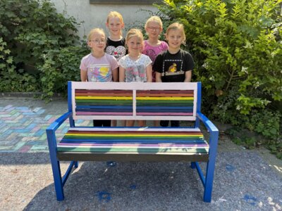 Neue bunte Bänke für den Schulhof