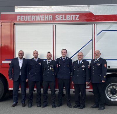 Bild von links: Erster Bürgermeister Stefan Busch, Daniel Friedrich, André Gärtner, Hannes Weber, Kreisbrandmeister Thomas Popp und Kreisbrandinspektor Rolf Hornfischer (Bild vergrößern)