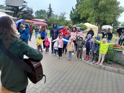 Foto zur Meldung: Bürgermeister besucht Nachbarschaftsfest des CJD Prignitz