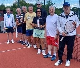 Siegerehrung, alle Teilnehmer und Gewinner Michael Siedler-Borker mit den Wander-Pokal