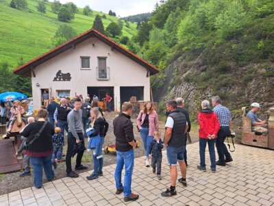 Besucher beim Außengelände (Bild vergrößern)
