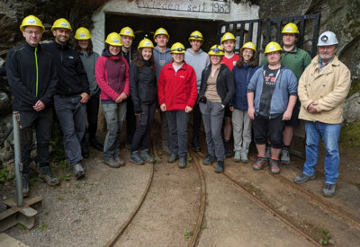 Studierende nach der Untertage-Kartierung im Besucherbergwerk Finstergrund (Bild: Prof. Dr. Dolejs) (Bild vergrößern)