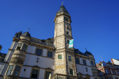 Fahnenaktion am Rathaus: Flagge mahnt zur  atomaren Abrüstung (Bild vergrößern)