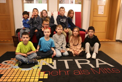 Vorschulkinder der katholischen Kindertagesstätte vor dem Bürgerbüro im Rathaus (Bild vergrößern)