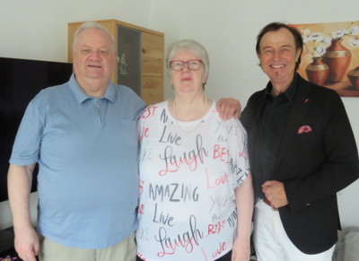 Bürgermeister Bernhard Uhl (rechts) mit dem Jubelpaar Sabine und Hartmuth Knorrscheidt / Fotograf: Markt Zusmarshausen (Bild vergrößern)