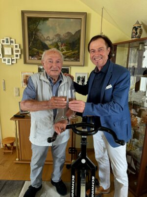 Roland Seidl mit Bürgermeister Bernhard Uhl vor seinem Hometrainer / Fotograf: Familie Homm (Bild vergrößern)