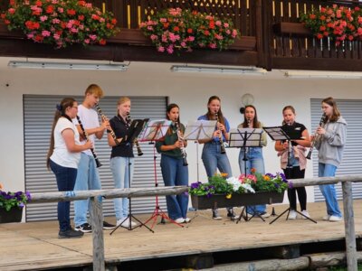Der Klarinettenchor spielt beim Bergfest in Lindgraben auf! (v. l. n. r.: Aurelia, Felix, Melli, Luisa, Marlene, Feli, Elisa, Ronja (Bild vergrößern)