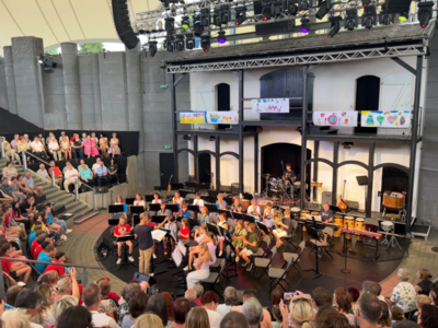 Foto zur Meldung: Sommerluft und Musikschulklänge: Über 250 Schülerinnen und Schüler musizierten im ausverkaufen Amphitheater
