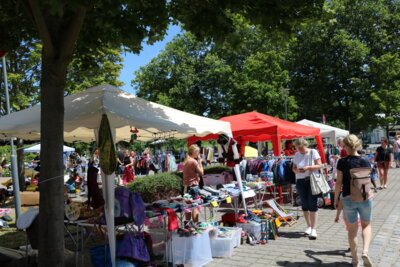 Marktstände beim Flohmarkt (Bild vergrößern)