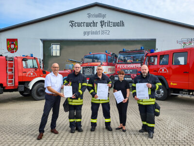 Die beiden Fahrzeuge der Ortsfeuerwehr Pritzwalk – der Unimog links und das LF 20/16 rechts – werden ersetzt. Das unterstützt das Land Brandenburg.Foto: Beate Vogel (Bild vergrößern)