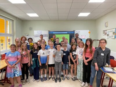 Klasse 5 der Grundschule in Breddin  + Bürgermeister +  Lehrerin