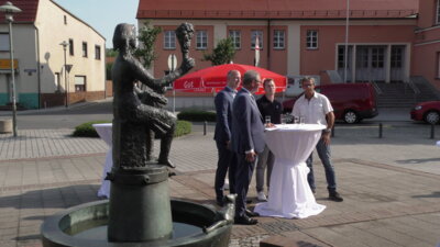 Foto zur Meldung: Brunnen mit Marktfrau an der Sparkasse Lauchhammer sprudelt wieder