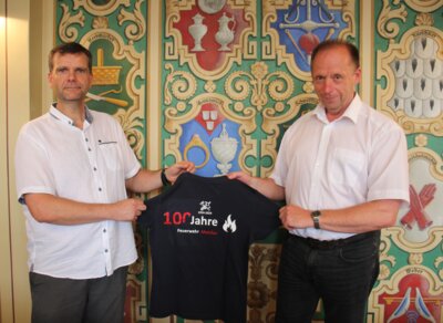 Foto zur Meldung: Bürgermeister löst Wettschulden ein: T-Shirts für die Feuerwehr