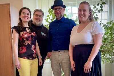 Unser Bild zeigt Bürgermeister Heiko Richter mit Daniela Neumann (Product & Start-up Builderin), Vorstandsmitglied Stephan Sommer-Schulz und Laura Kunze (Werkstudentin Kommunikationspsychologie) von der Firma NEXT Data Service AG