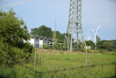 Hinter dem Umspannwerk Schobüll soll der Großbat­teriespeicher entstehen. (Bild vergrößern)