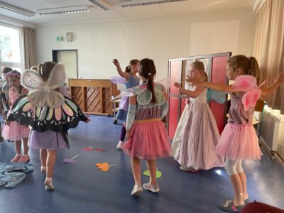 Foto zur Meldung: Schulstarter treffen die kleine Raupe Nimmersatt