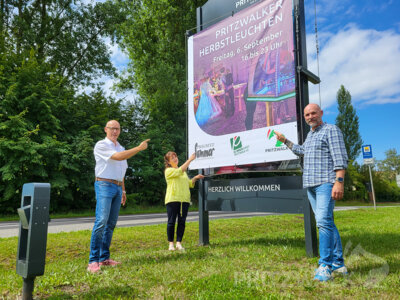 Bürgermeister Dr. Ronald Thiel, Heike Fuchs vom Citybüro und Jan Scholz für die Interessengemeinschaft IG Innenstadt Pritzwalk laden zum Herbstleuchten ein. Foto: Beate Vogel (Bild vergrößern)