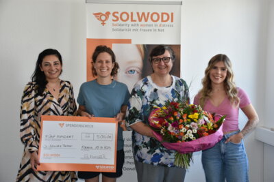 Spendenübergabe: Gülfidan Karasakal, Gianna Noeckel, Dr. Maria Decker und Chantal Hertzke (von links). Foto: Sabine Meinen/SOLWODI