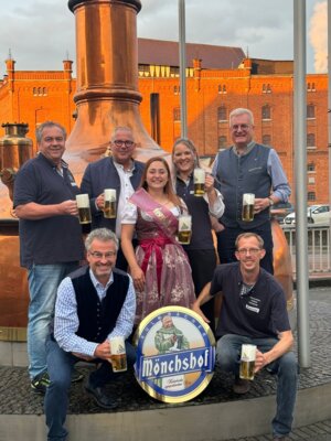 Bild hintere Reihe von links:  Ralf Meister (Zimmerstutzenschützengesellschaft Weidesgrün), Erster Bürgermeister Stefan Busch, Wiesenfestkönigin Michelle I., Isabell Kirschner (Spielvereinigung Selbitz),  Gebietsverkaufsleiter und Biersommelier Uwe Döbereiner Vordere Reihe: Verkaufsleiter Gastronomie Michael Schmidt von der Kulmbacher Brauerei,  Jörg Vogel (Gasthof Napoleon) (Bild vergrößern)