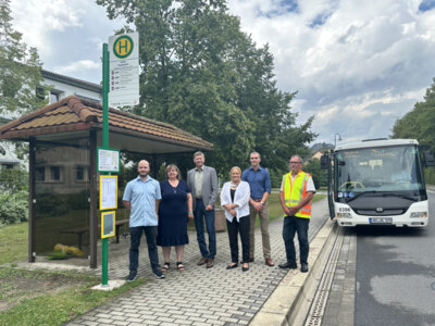 Foto zur Meldung: Bushaltestellen in OSL: Masten und Fahnen erhalten neues Design und bieten mehr Übersicht /  Beschriftung erstmalig auch auf niedersorbisch