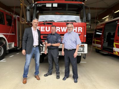 Hr. Lieberwirth übergab das Messgerät an den Stadtwehrleiter Christian Paschen und den Bürgermeister Stefan Feustel (v.l.n.r.). (Bild vergr&ouml;&szlig;ern)